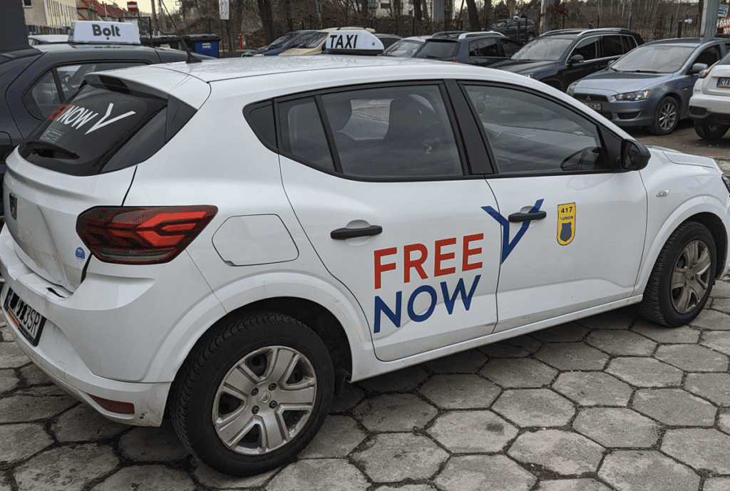 Samochód oklejony reklamą z logo firmy