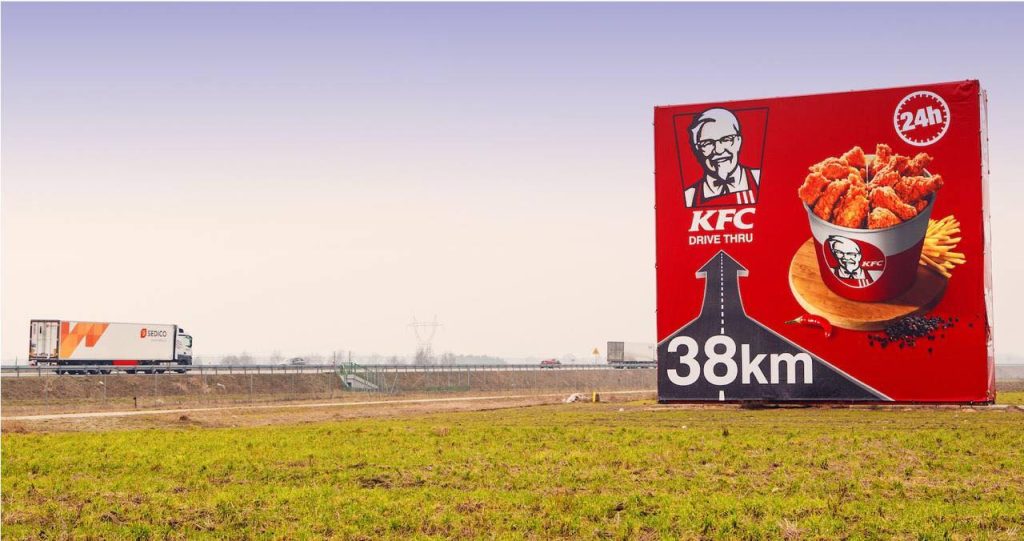 Przykład baneru stojącego przy drodze szybkiego ruchu